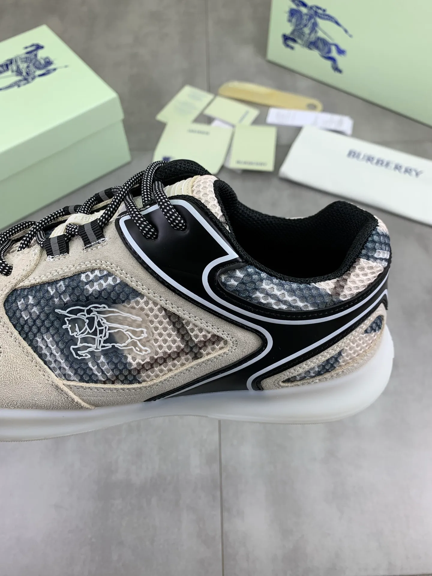 Factory price P720 [BURBERRY] Burberry - High-end quality original order - Upper: imported 🔝 original material - Inner lining: cowhide lining, feet; water-dyed cowhide - Outsole: ultra-light TPR rubber; two-color molded outsole - Ultra-high quality control·Fine workmanship: highlighted (high-end·nobility·grade) -Size: 36-46 for men and women Color: 4️⃣colors available